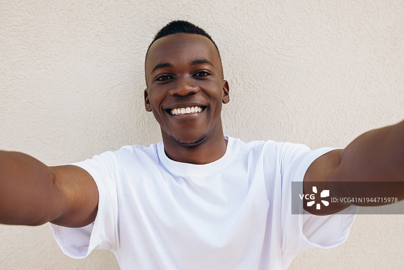 微笑的男人使用手机图片素材