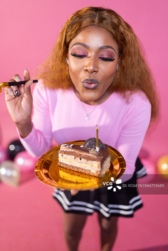 生日的幸福：喜悦的祝福和蛋糕的快乐图片素材