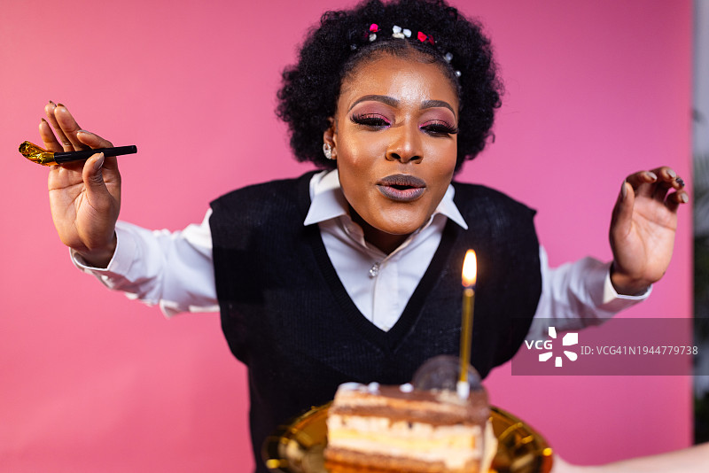 生日的幸福：喜悦的祝福和蛋糕的快乐图片素材