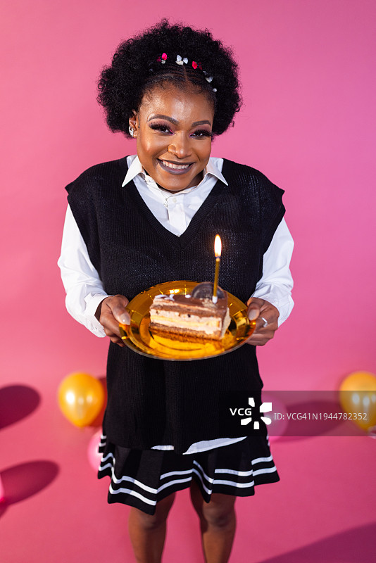 生日蛋糕的喜悦图片素材