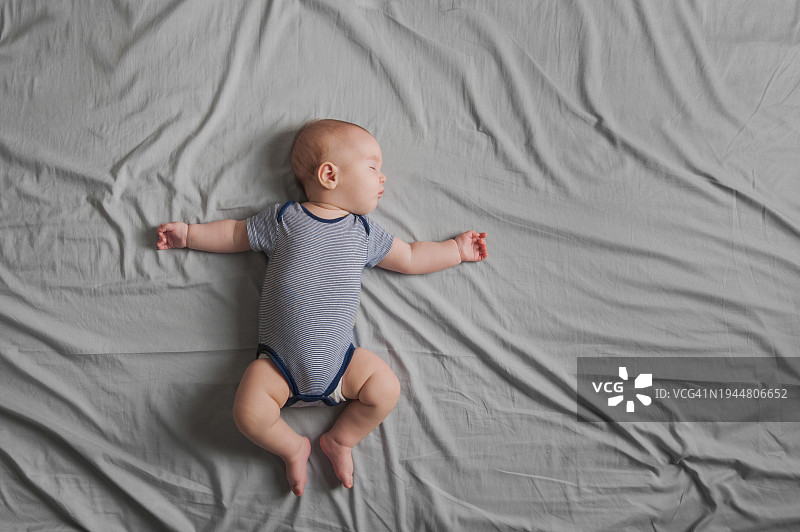 5个月大睡着的宝宝特写图片素材