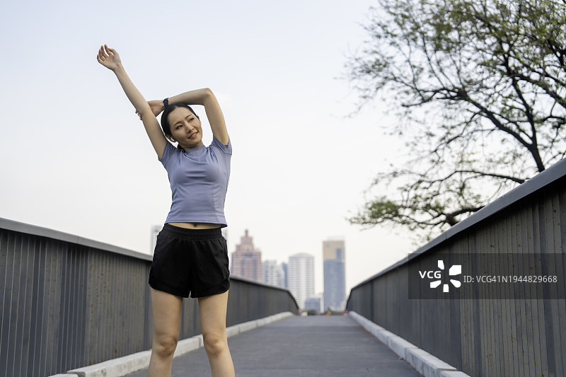 伸展运动的女运动员图片素材