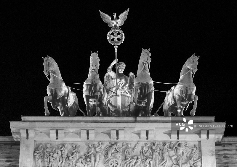 黑白照片：柏林勃兰登堡门夜景图片素材