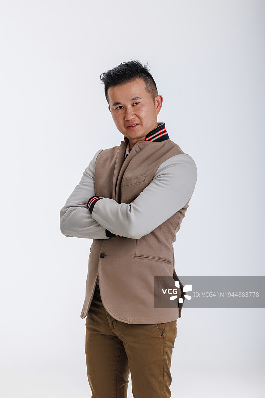 自信的亚洲男商人（工作室）图片素材