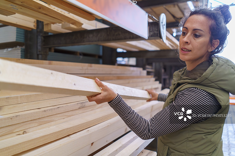 女人购买装修房屋的材料图片素材