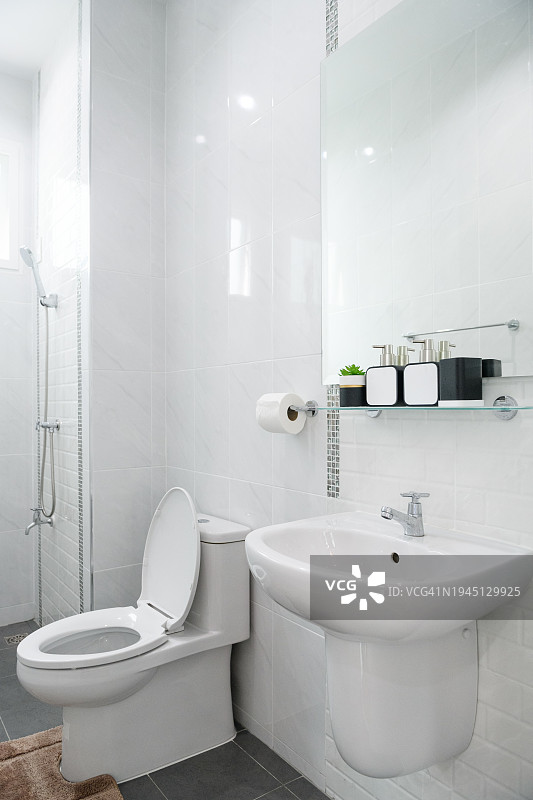 小型瓷砖浴室图片素材