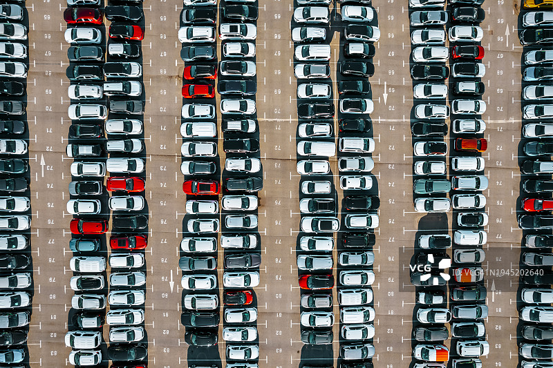 创意图案：大量汽车停在户外图片素材