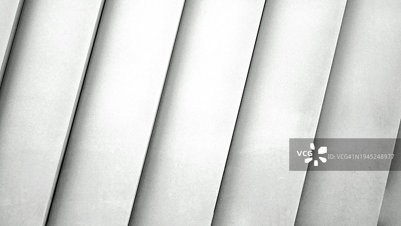 伦敦白色混凝土现代设计墙壁特写，阳光与阴影图片素材