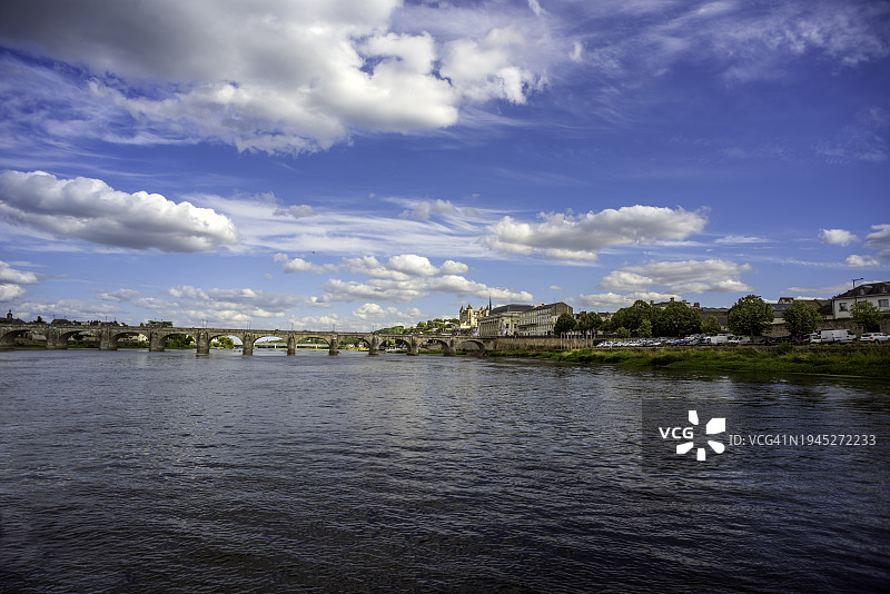 横跨索米尔卢瓦尔河的塞萨特桥图片素材