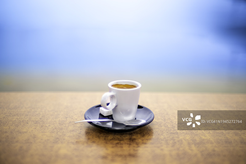 海边桌上的意式浓缩咖啡图片素材