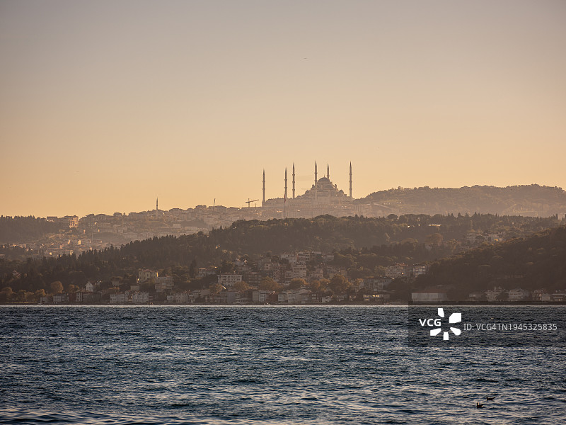 日落时分的清真寺轮廓图片素材