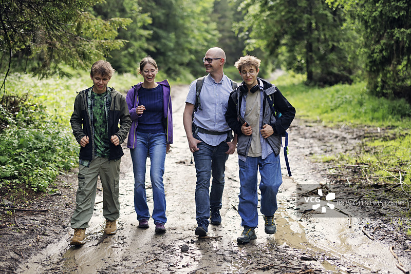 父子在波兰贝斯基德山脉徒步旅行图片素材
