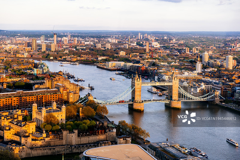 英国伦敦城市景观鸟瞰图，伦敦塔和塔桥在日落时分图片素材