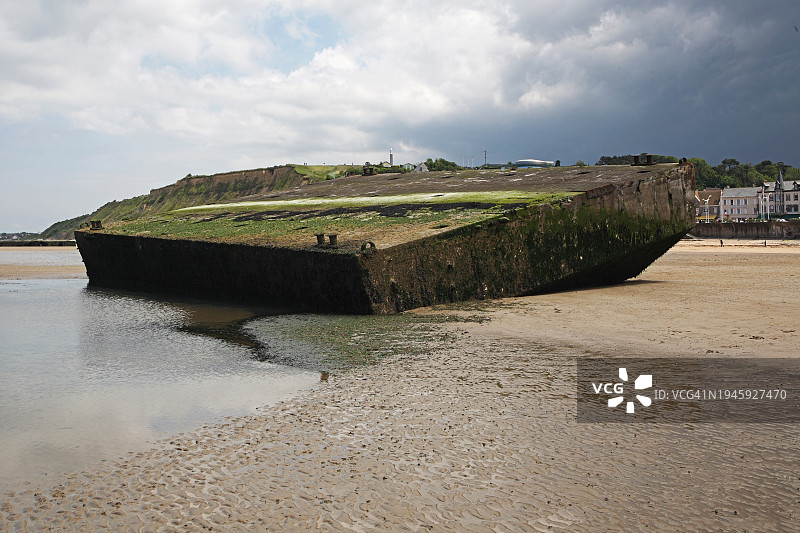 二战遗迹：法国诺曼底海岸线的桑葚港（阿罗芒什）图片素材