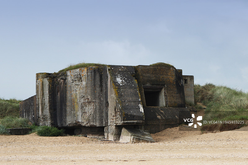 法国诺曼底海滩上的二战时期老式碉堡图片素材