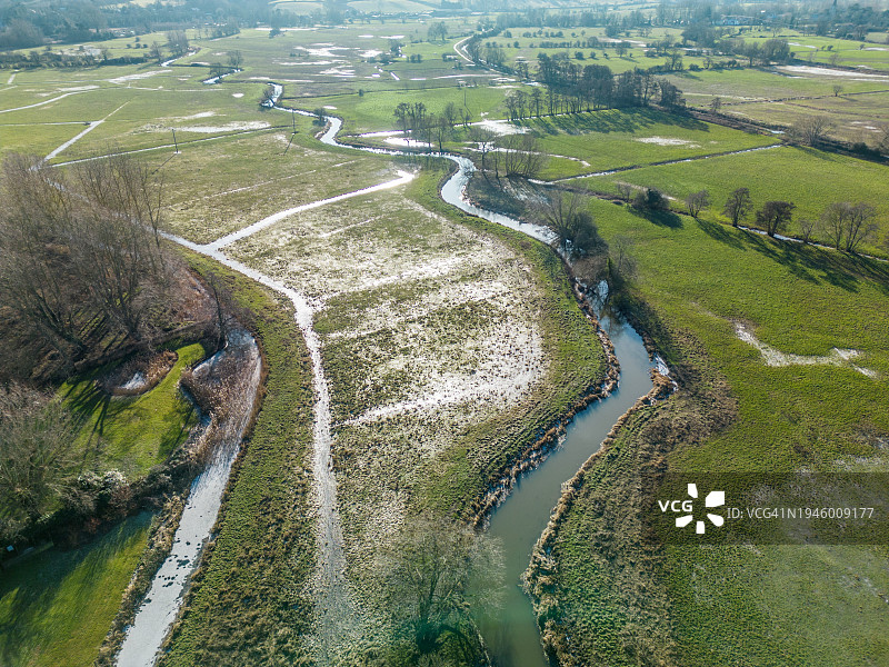 韦弗尼河，位于英国萨福克郡邦盖镇的边缘图片素材