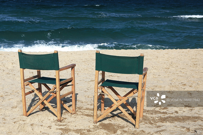 沙滩上的两把椅子图片素材