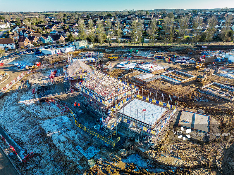 城镇边缘冬季新住宅建筑工地（无人机视角）图片素材