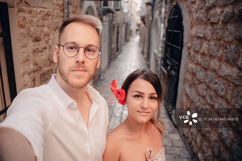 在假期中自拍的幸福年轻夫妇图片素材