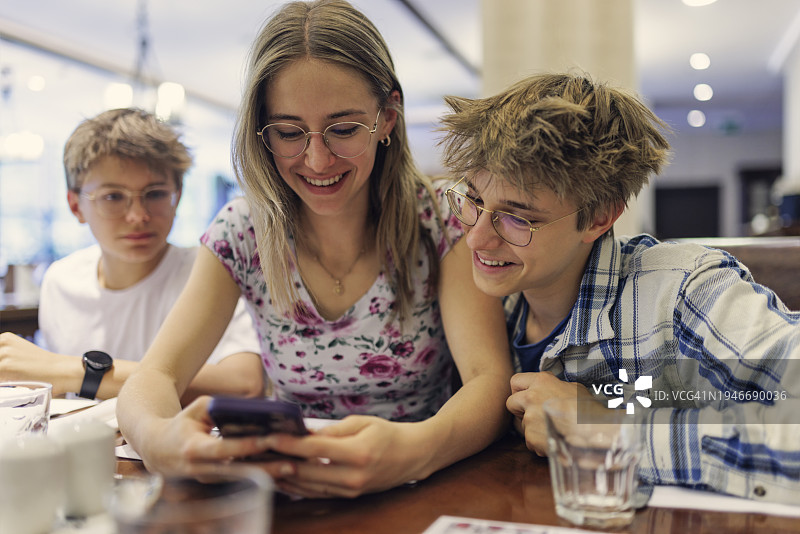 在餐厅等待午餐的青少年图片素材