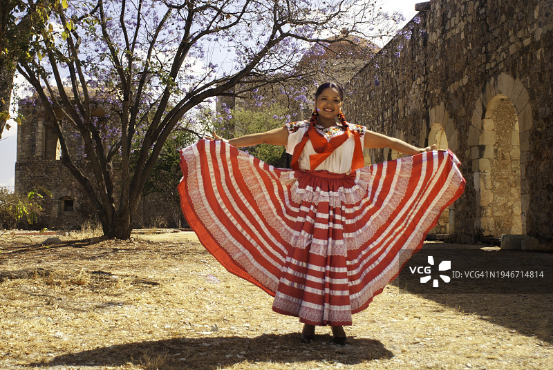 女人展示她的红白波莱拉裙图片素材