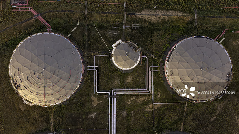 日落时分炼油厂的圆顶空中俯视图图片素材