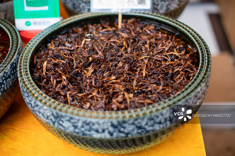 油炸黑皮鸡枞菌油图片素材