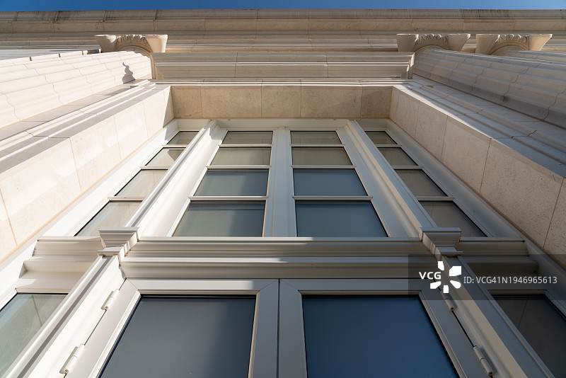 仰视大理石外墙建筑和窗户图片素材