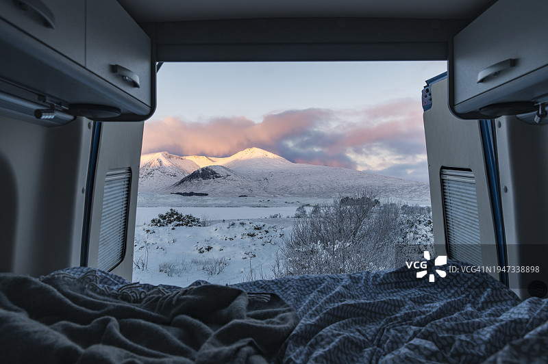 苏格兰高地露营车后门外的景色：寒冬日出图片素材