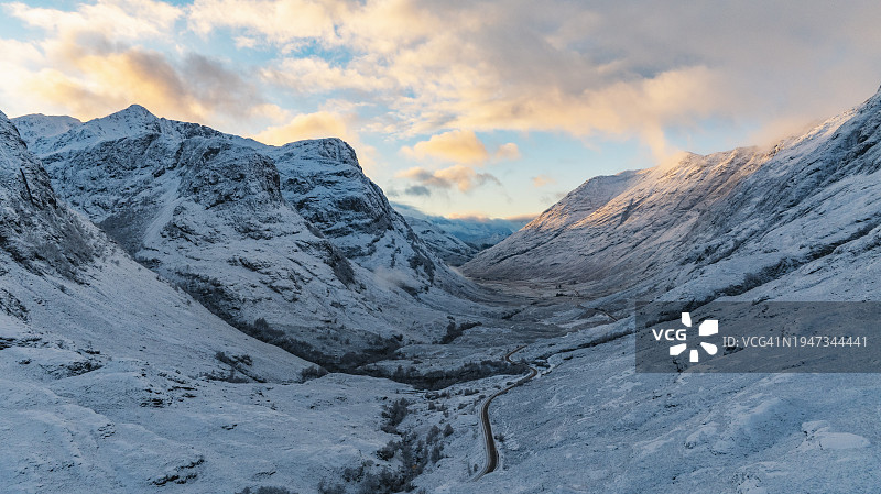 格伦科峡谷三姐妹峰雪景航拍图片素材
