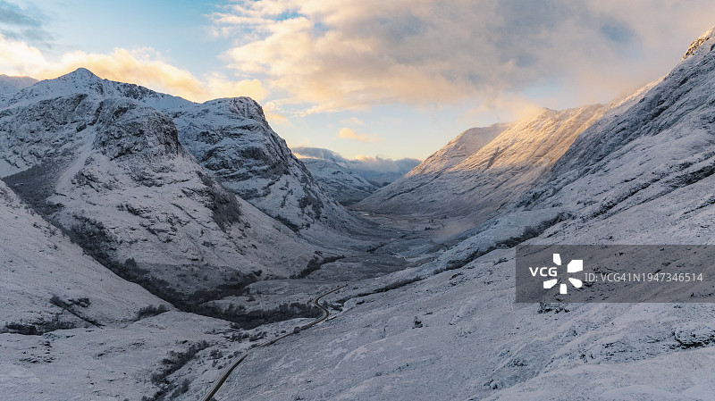格伦科峡谷三姐妹峰雪景航拍图片素材
