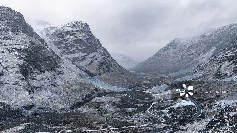 冬季，格伦科雄伟的三姐妹山（比德安南比安）和格伦科峡谷的无人机/航拍景观图片素材