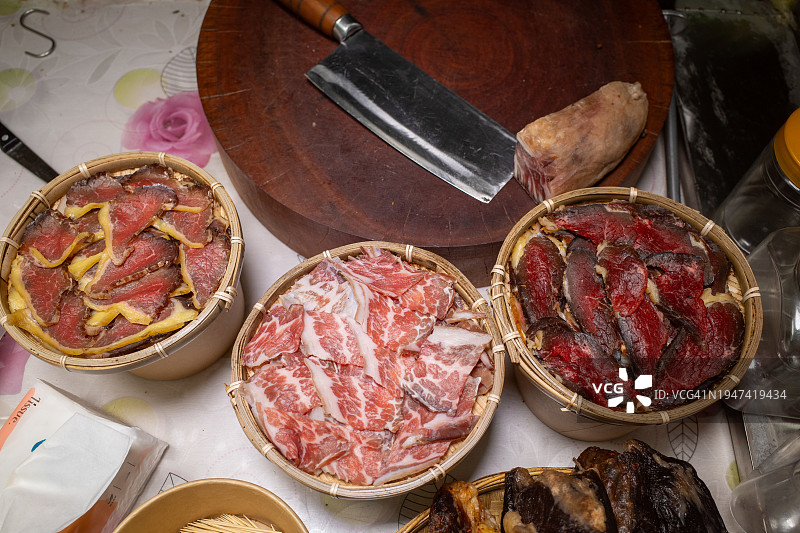 竹托盘里的牛肉干图片素材