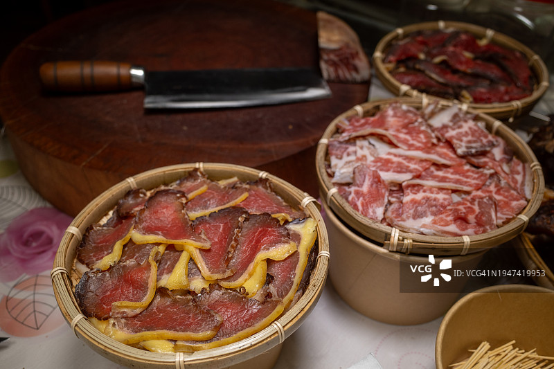 竹托盘里的牛肉干图片素材