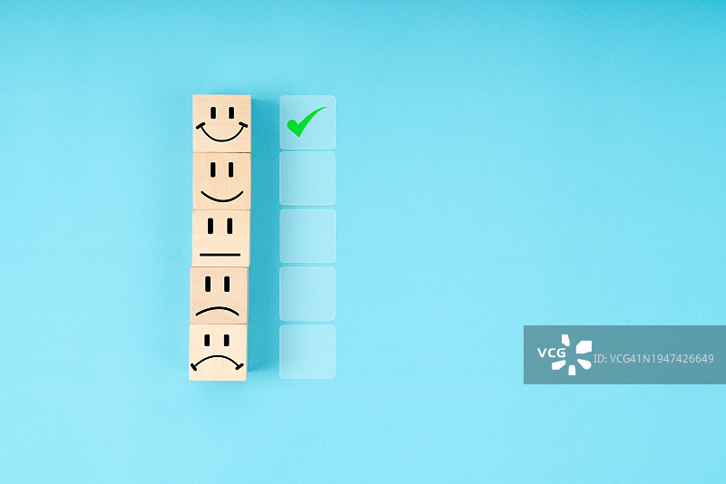 商务人士触控屏幕，服务满意度评价图片素材