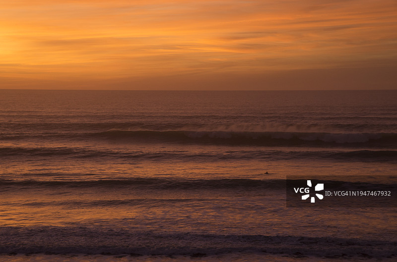卡康海滩的橙色日落图片素材
