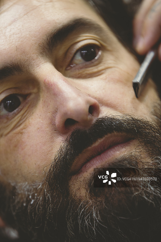 中年男人刮胡子，准备面部护理图片素材