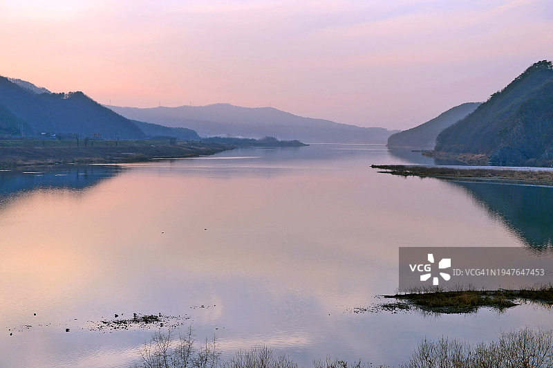 江原道原州市蟾江兴原仓的冬日日落，南汉江图片素材