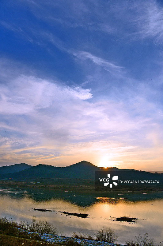 江原道原州市蟾江兴原仓的冬日日落，南汉江图片素材