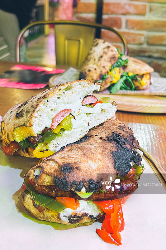 餐桌上的意大利美食图片素材