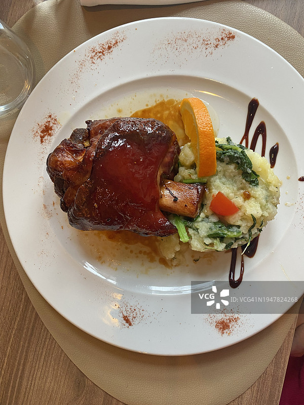 半釉酱汁蔬菜猪肘图片素材