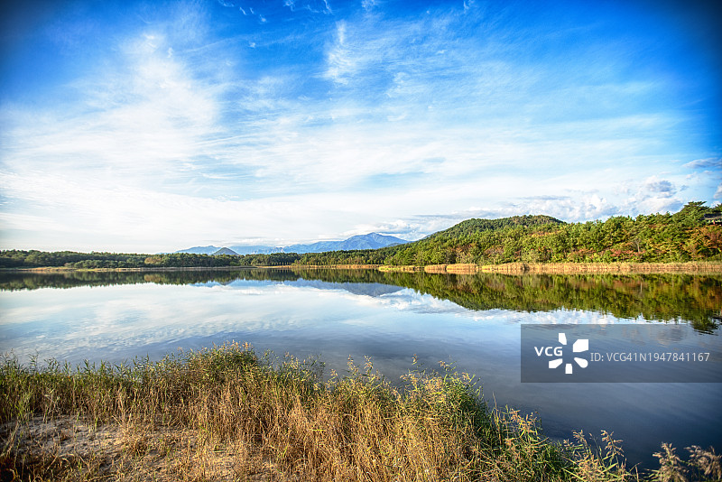 韩国雪岳山蔚山岩稻田乡村风光图片素材