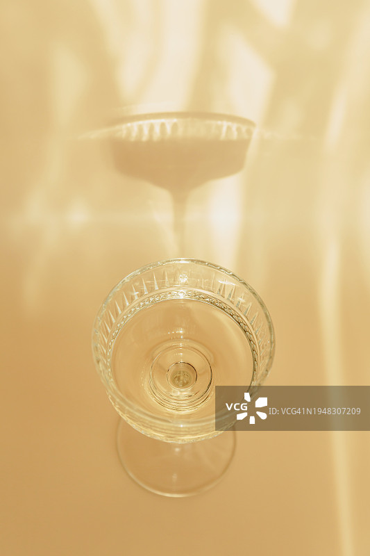 浅米色背景下的白葡萄酒杯图片素材