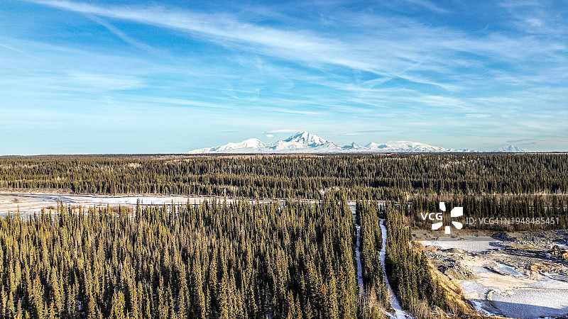 阿拉斯加内饰与兰格尔山脉图片素材