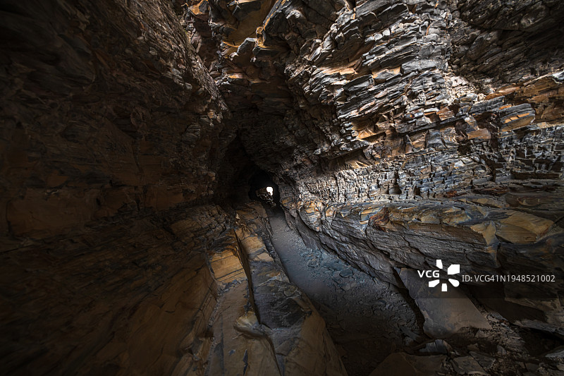 隧道尽头的光线图片素材