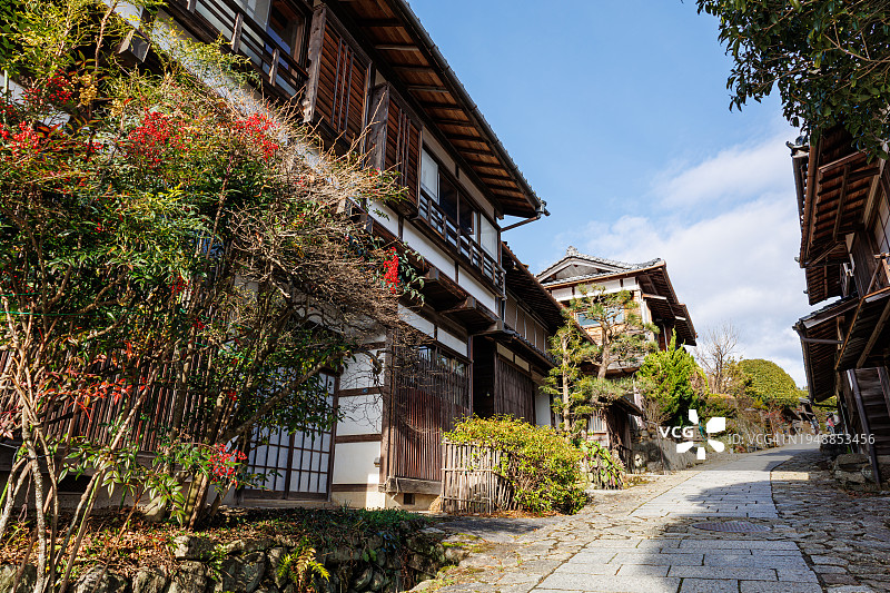 日本岐阜县中山道的石板路和木屋图片素材