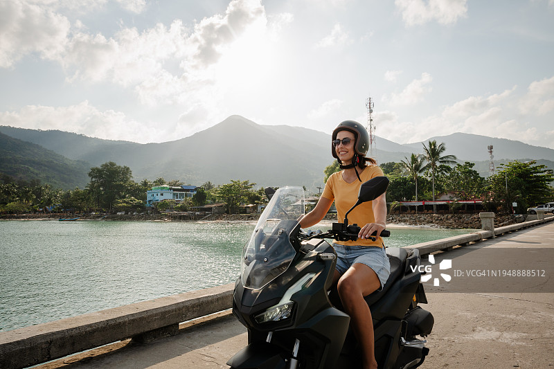 海滨骑行图片素材