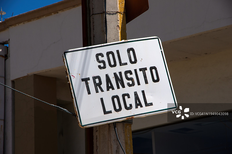 西班牙语道路标志：仅限本地交通图片素材