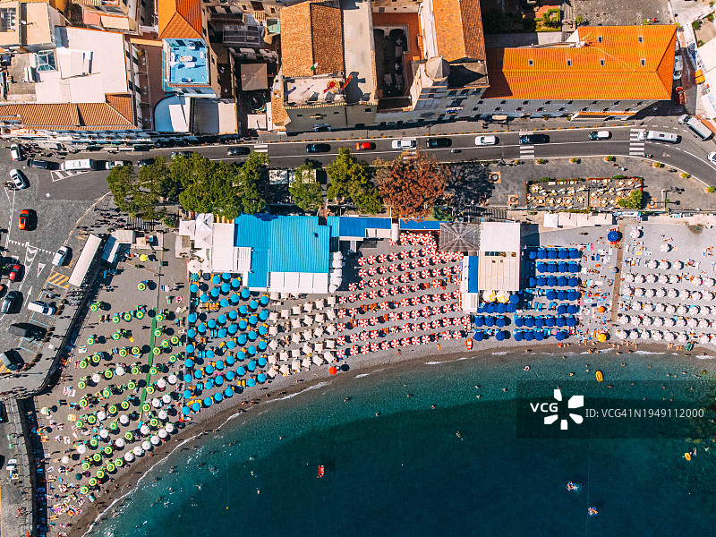 阳光明媚的意大利阿马尔菲海岸海滩上方图片素材