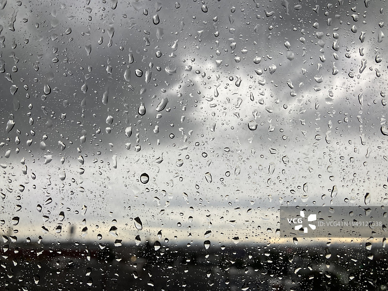 窗户上的雨滴图片素材